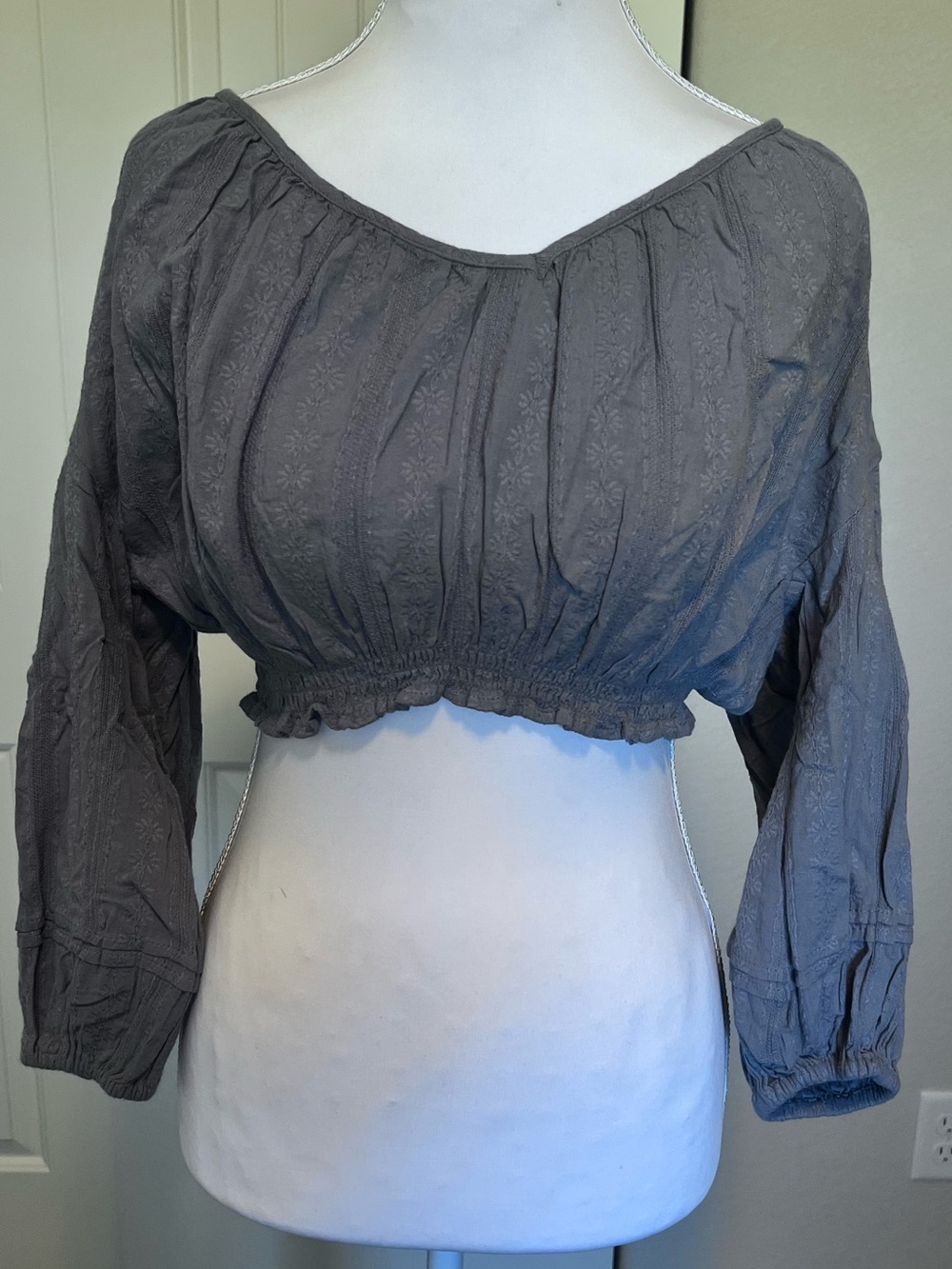 NWT Universal Thread Blue Gray Cropped Peasant Cotton Top Sz Small